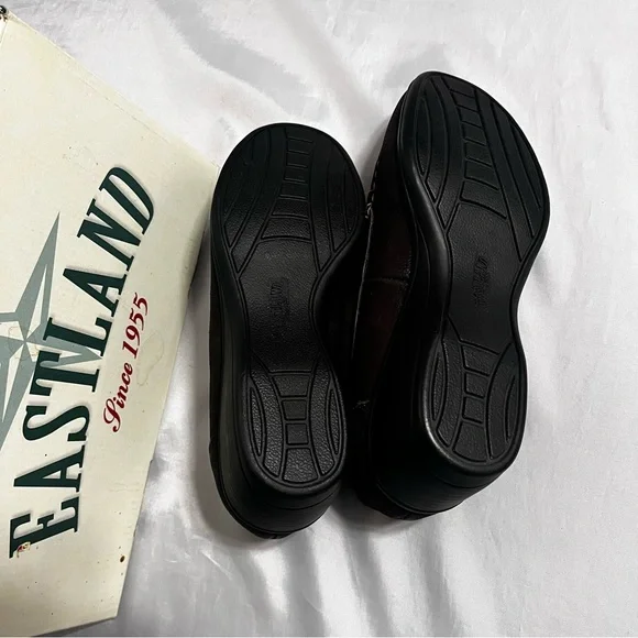 Eastland Women's Slip on New in Box With Active Memory Foam Coffee Color Size 8 - Picture 3 of 7